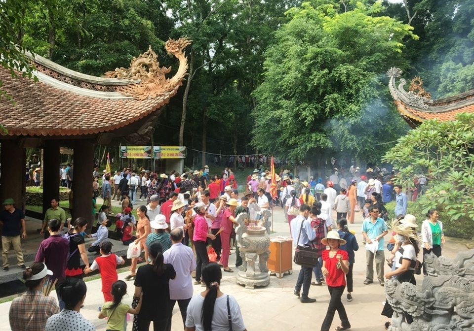 Hàng vạn người hướng về vùng đất thiêng Lam Kinh - 10 Hàng vạn người hướng về vùng đất thiêng Lam Kinh - 10