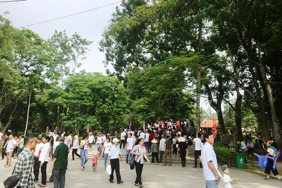 Hàng vạn người hướng về vùng đất thiêng Lam Kinh - 12 Hàng vạn người hướng về vùng đất thiêng Lam Kinh - 12