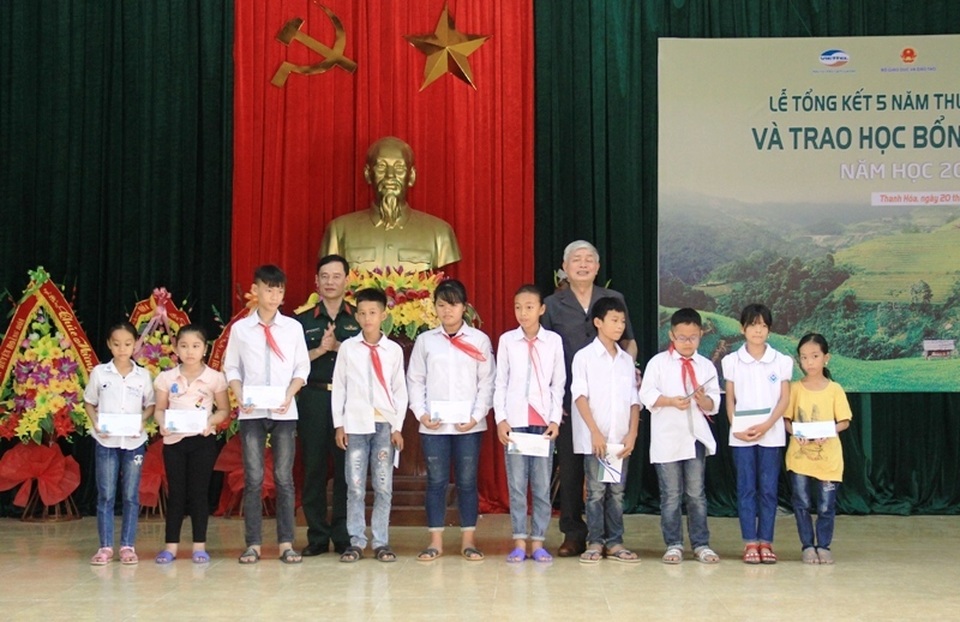 Thanh Hóa: 5 năm, hơn 7.000 học sinh nhận học bổng “Vì em hiếu học” - 1 Thanh Hóa: 5 năm, hơn 7.000 học sinh nhận học bổng “Vì em hiếu học” - 1