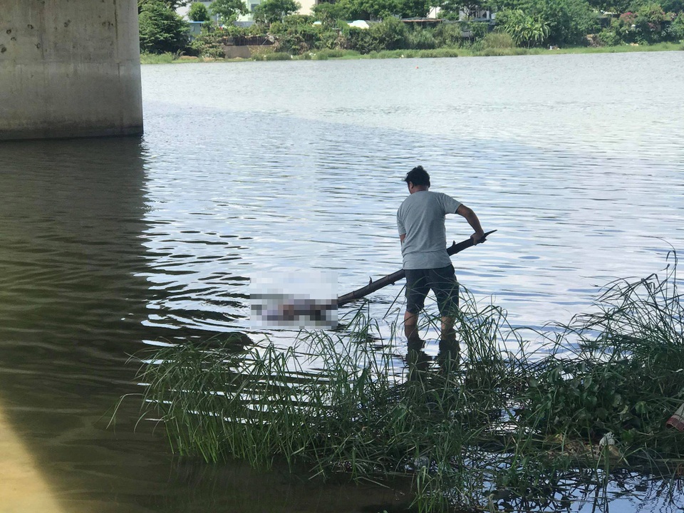 Phát hiện thi thể nữ nhân viên quán cà phê nổi trên sông - 1 Phát hiện thi thể nữ nhân viên quán cà phê nổi trên sông - 1