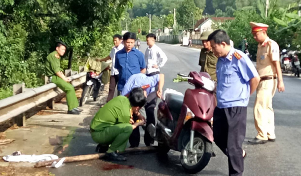 Gặp nạn lúc mưa to, một cô giáo tiểu học tử vong - 1 Gặp nạn lúc mưa to, một cô giáo tiểu học tử vong - 1