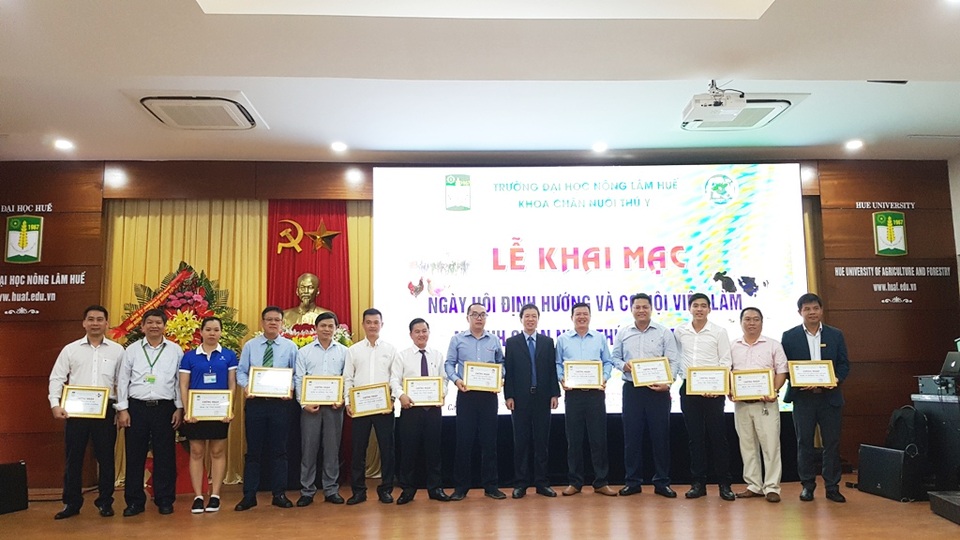 Huế: Tân sinh viên ngành Thú y tò mò xem cách chữa bệnh cho thú cưng - 4 Huế: Tân sinh viên ngành Thú y tò mò xem cách chữa bệnh cho thú cưng - 4