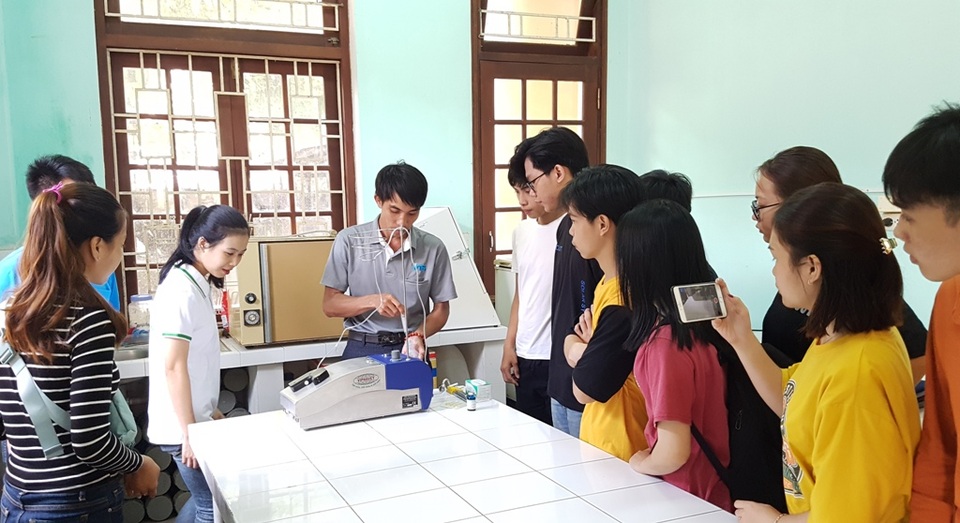 Huế: Tân sinh viên ngành Thú y tò mò xem cách chữa bệnh cho thú cưng - 8 Huế: Tân sinh viên ngành Thú y tò mò xem cách chữa bệnh cho thú cưng - 8