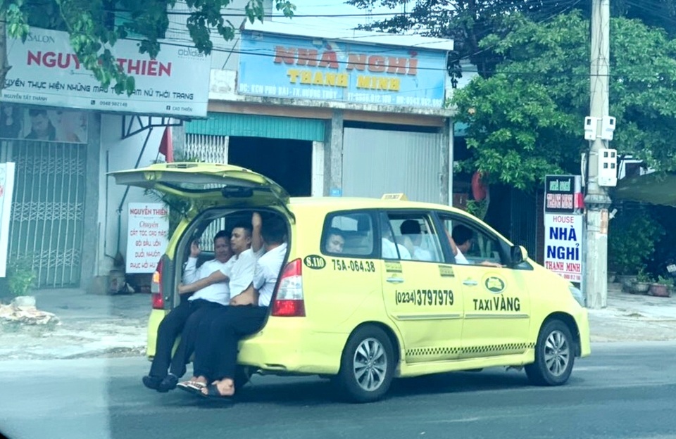 Taxi chở… 11 người, ngồi tràn cả cốp xe “vi vu” trên QL 1A - 1 Taxi chở… 11 người, ngồi tràn cả cốp xe “vi vu” trên QL 1A - 1