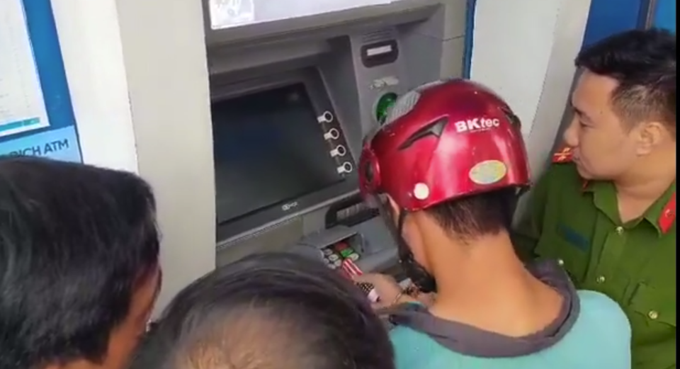 Khen thưởng chuyên án bắt giữ 3 đối tượng người Trung Quốc làm giả thẻ ATM - 1 Khen thưởng chuyên án bắt giữ 3 đối tượng người Trung Quốc làm giả thẻ ATM - 1