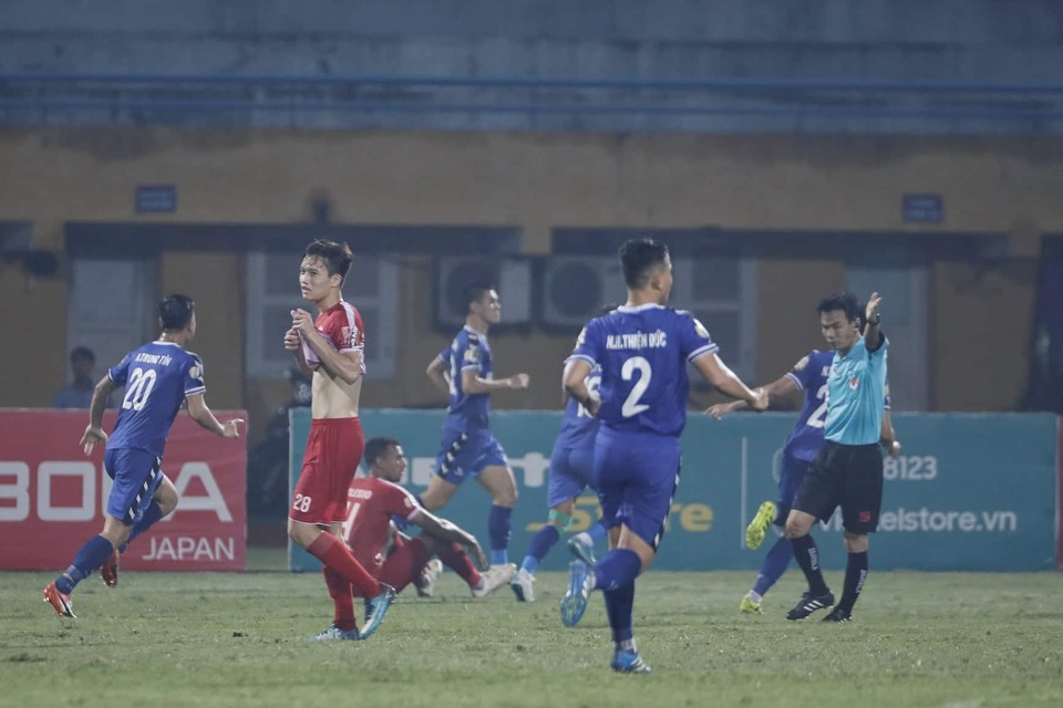 Trọng tài “bẻ còi”, Viettel thắng Bình Dương sau trận cầu tranh cãi - 4 Trọng tài “bẻ còi”, Viettel thắng Bình Dương sau trận cầu tranh cãi - 4