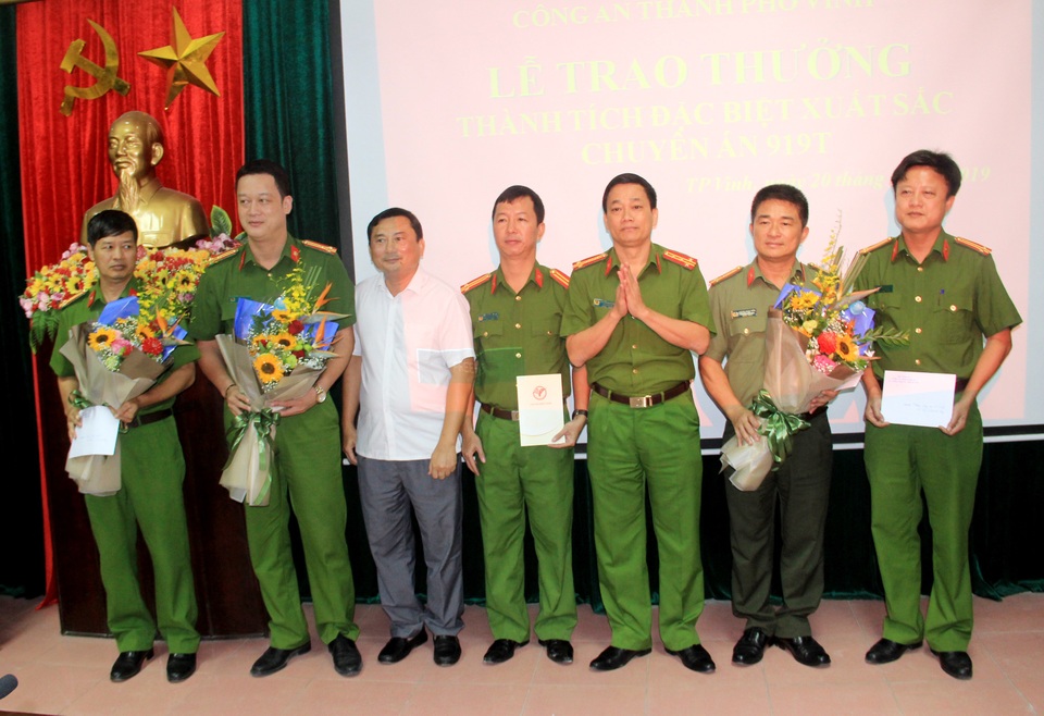 Khen thưởng chuyên án bắt giữ 3 đối tượng người Trung Quốc làm giả thẻ ATM - 4 Khen thưởng chuyên án bắt giữ 3 đối tượng người Trung Quốc làm giả thẻ ATM - 4