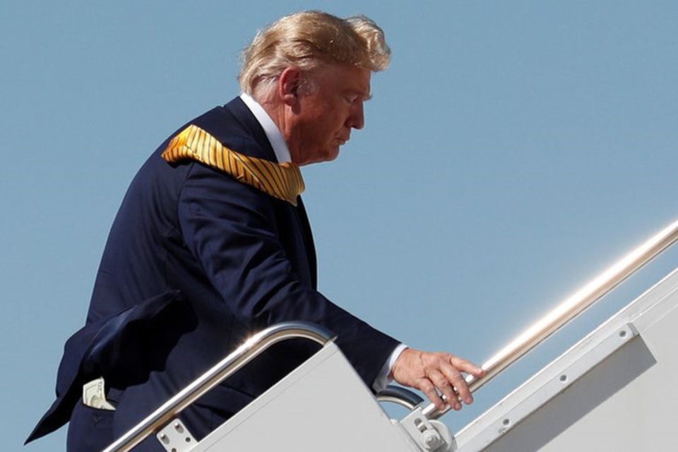 Tổng thống Trump bị chụp ảnh tiền mặt lộ trong túi quần - 1 Tổng thống Trump bị chụp ảnh tiền mặt lộ trong túi quần - 1