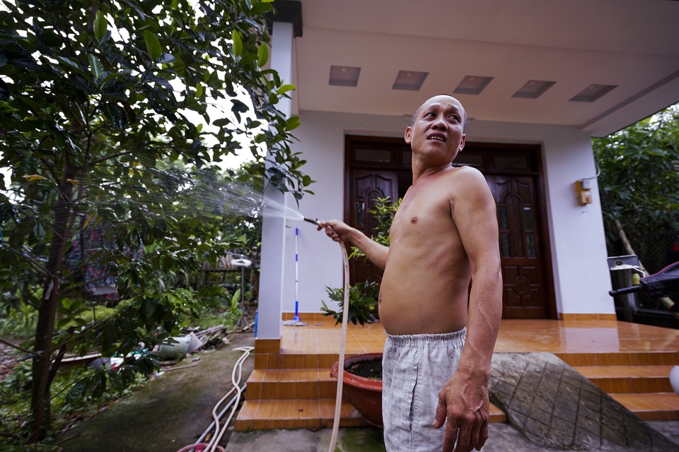 TPHCM: Nước máy quá bẩn chỉ dùng để... tưới cây, người dân lo thắt ruột! - 1