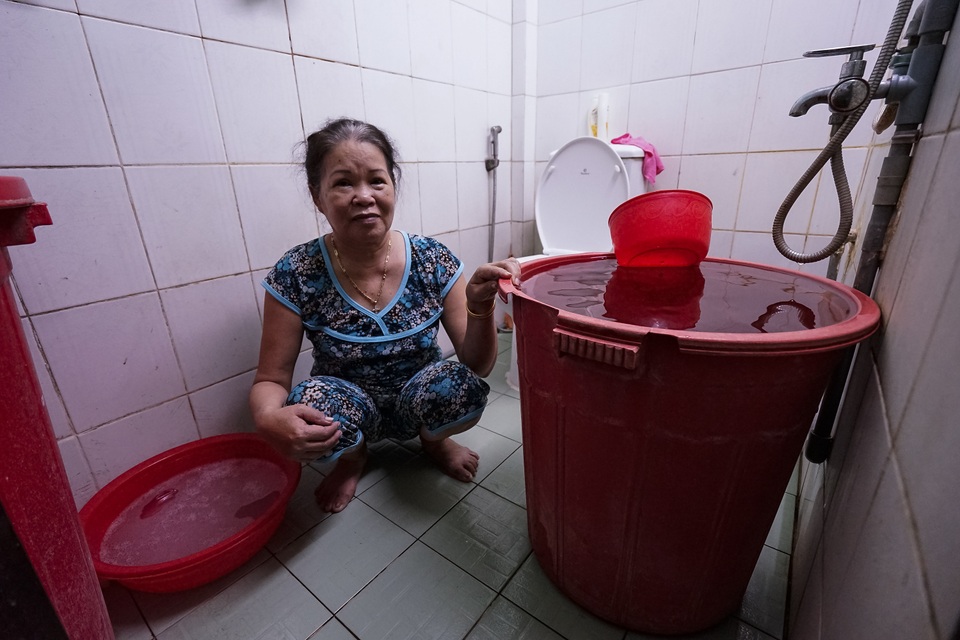 TPHCM: Nước máy quá bẩn chỉ dùng để... tưới cây, người dân lo thắt ruột! - 10