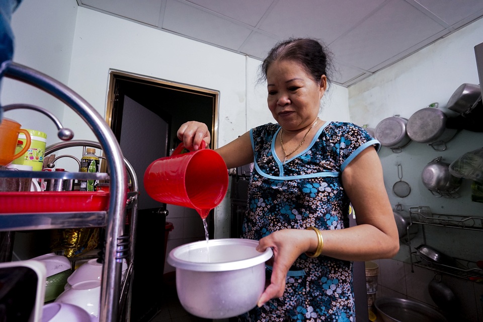 TPHCM: Nước máy quá bẩn chỉ dùng để... tưới cây, người dân lo thắt ruột! - 12