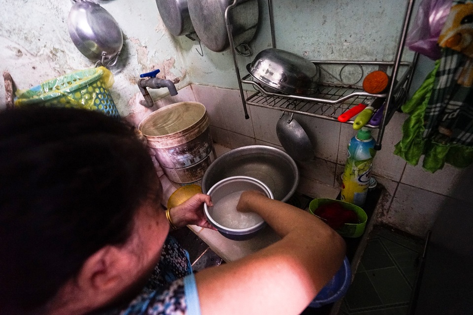 TPHCM: Nước máy quá bẩn chỉ dùng để... tưới cây, người dân lo thắt ruột! - 13