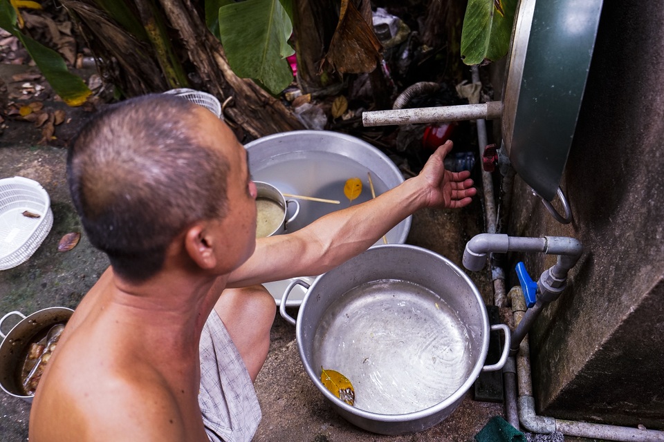 TPHCM: Nước máy quá bẩn chỉ dùng để... tưới cây, người dân lo thắt ruột! - 2