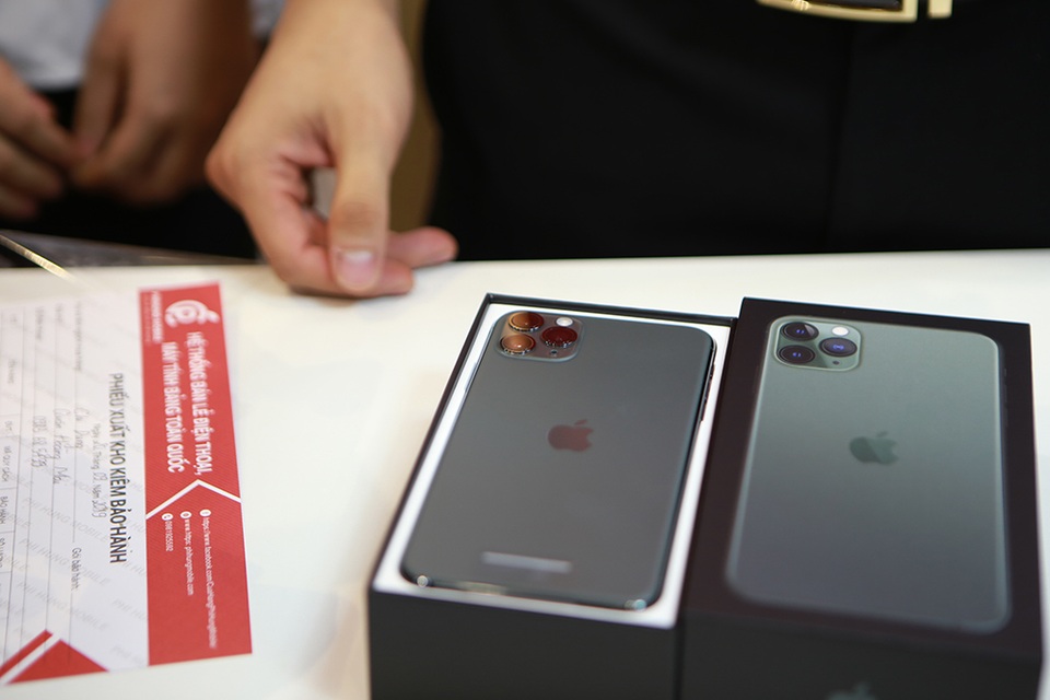 Mổ bụng chiếc iPhone 11 Pro Max màu rêu đầu tiên tại Hà Nội - 1 Mổ bụng chiếc iPhone 11 Pro Max màu rêu đầu tiên tại Hà Nội - 1