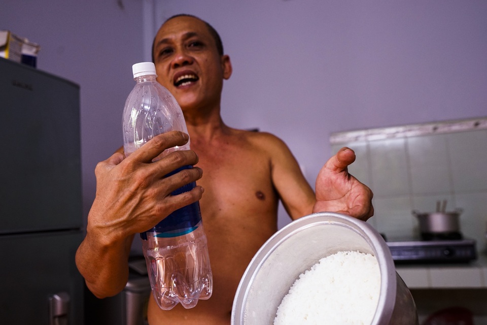 TPHCM: Nước máy quá bẩn chỉ dùng để... tưới cây, người dân lo thắt ruột! - 4