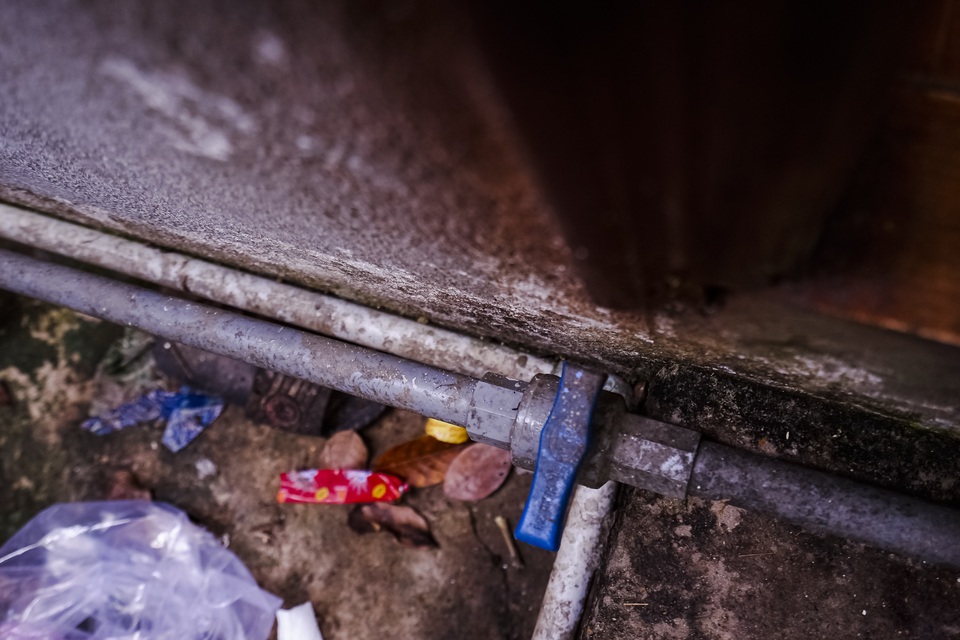 TPHCM: Nước máy quá bẩn chỉ dùng để... tưới cây, người dân lo thắt ruột! - 5