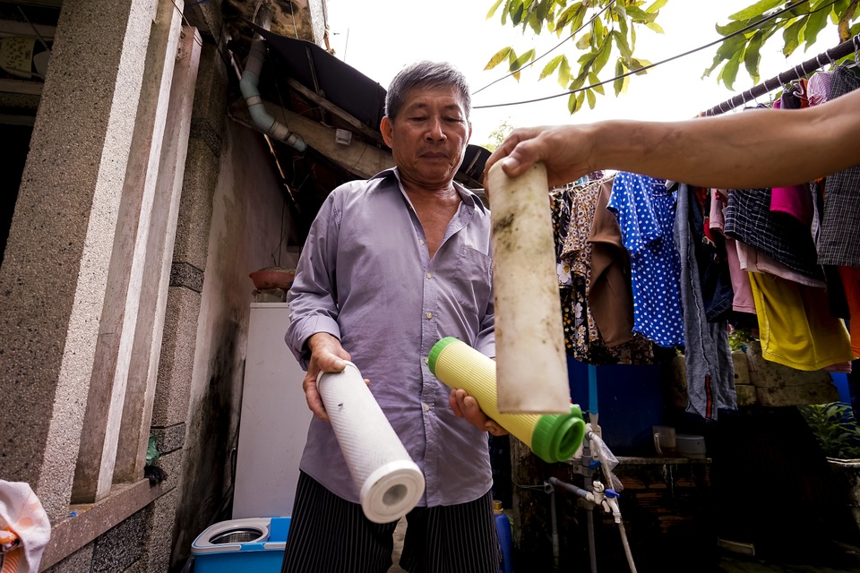 TPHCM: Nước máy quá bẩn chỉ dùng để... tưới cây, người dân lo thắt ruột! - 7