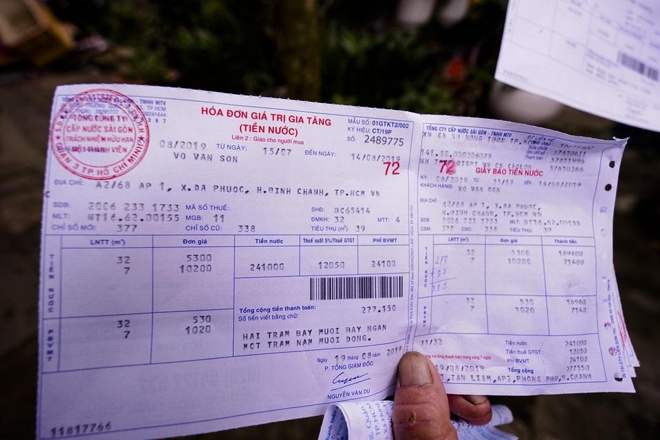 TPHCM: Nước máy quá bẩn chỉ dùng để... tưới cây, người dân lo thắt ruột! - 9