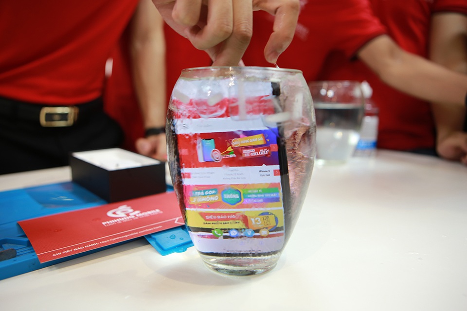 Mổ bụng chiếc iPhone 11 Pro Max màu rêu đầu tiên tại Hà Nội - 4 Mổ bụng chiếc iPhone 11 Pro Max màu rêu đầu tiên tại Hà Nội - 4