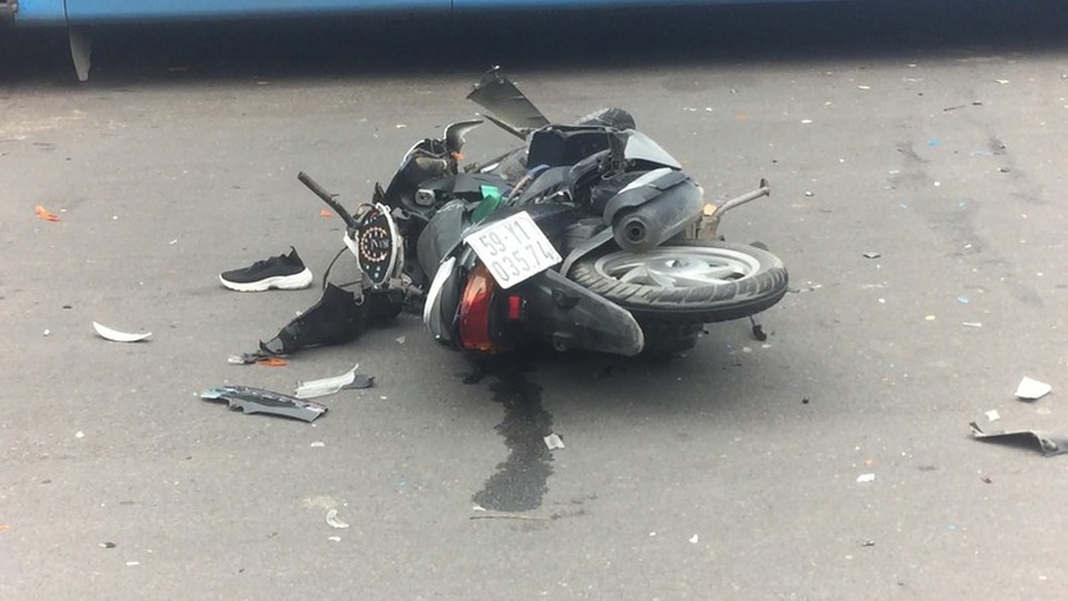 Cô gái truy hô cướp cướp rồi tông vào xe buýt - 1 Cô gái truy hô cướp cướp rồi tông vào xe buýt - 1