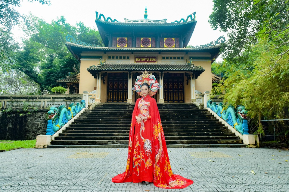 Kim Ngân kiêu sa với áo dài rồng vàng - 1 Kim Ngân kiêu sa với áo dài rồng vàng - 1