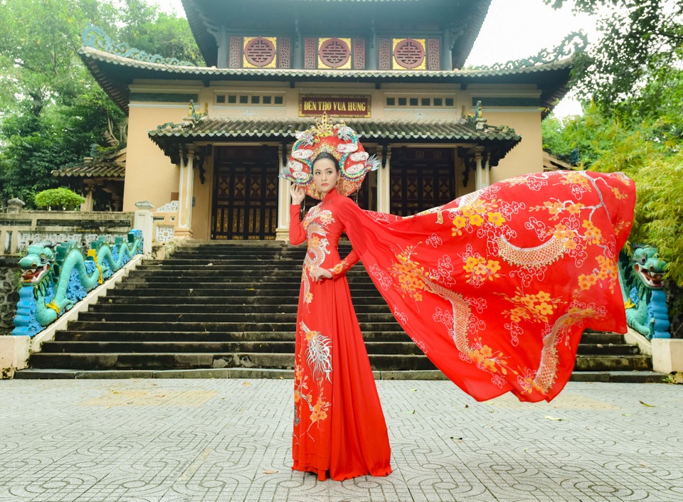 Kim Ngân kiêu sa với áo dài rồng vàng - 2 Kim Ngân kiêu sa với áo dài rồng vàng - 2