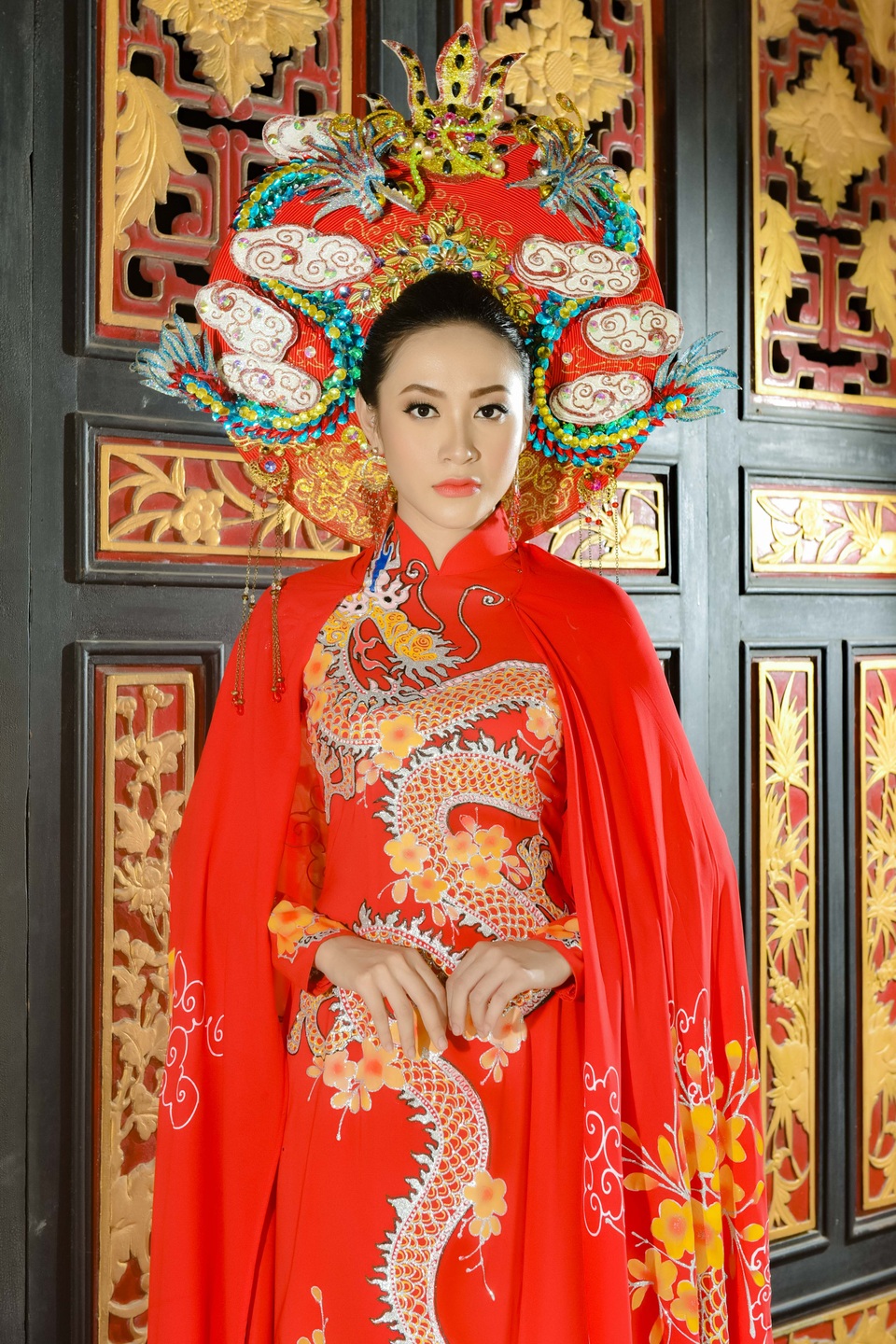 Kim Ngân kiêu sa với áo dài rồng vàng - 3 Kim Ngân kiêu sa với áo dài rồng vàng - 3