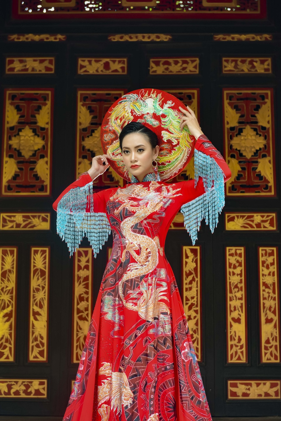 Kim Ngân kiêu sa với áo dài rồng vàng - 6 Kim Ngân kiêu sa với áo dài rồng vàng - 6