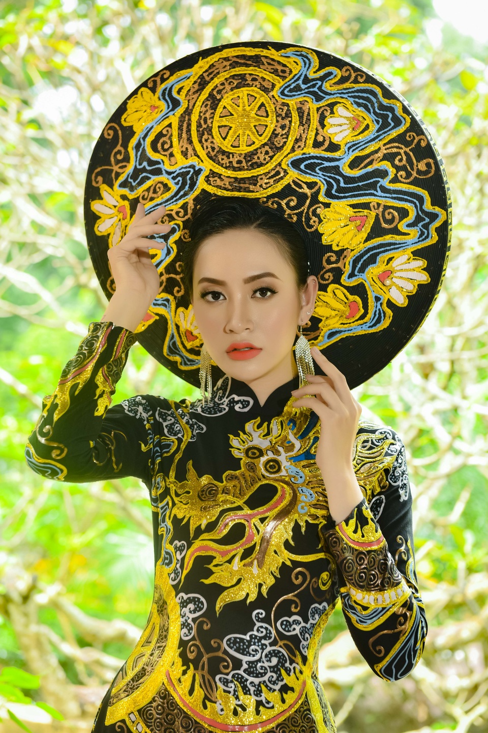 Kim Ngân kiêu sa với áo dài rồng vàng - 7 Kim Ngân kiêu sa với áo dài rồng vàng - 7