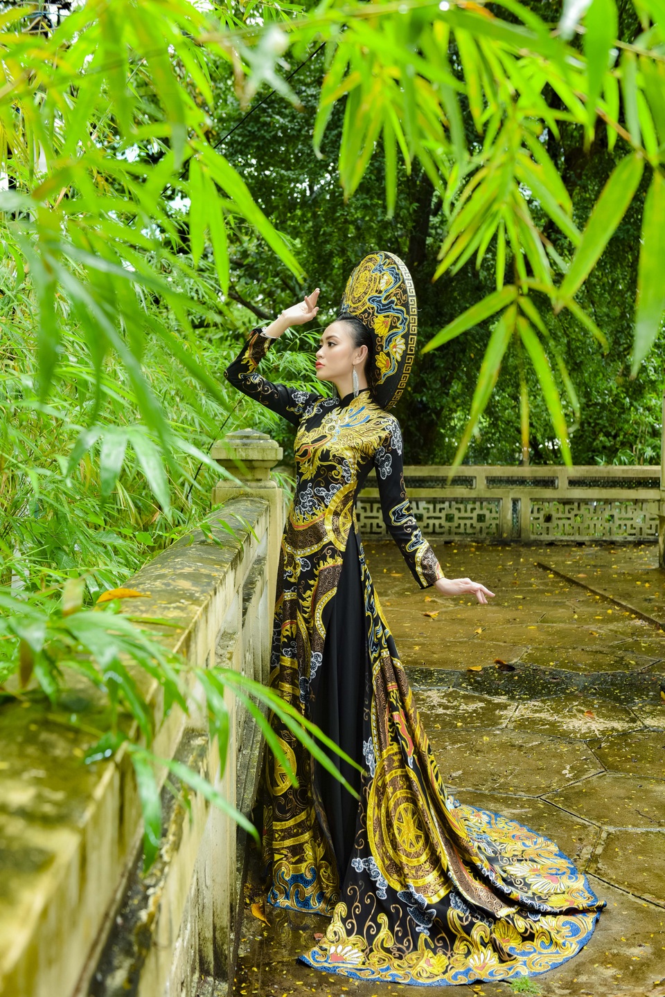 Kim Ngân kiêu sa với áo dài rồng vàng - 8 Kim Ngân kiêu sa với áo dài rồng vàng - 8
