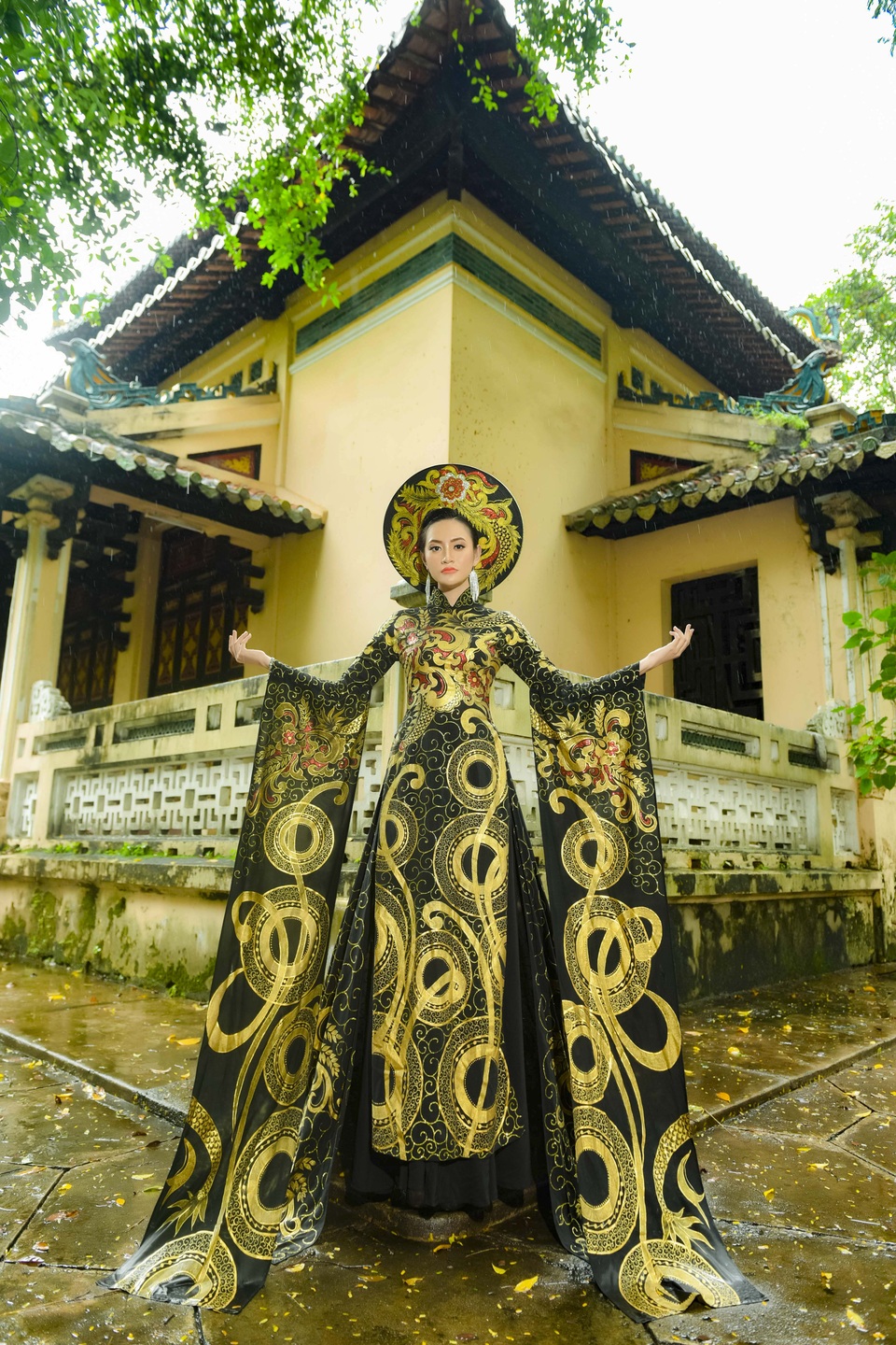 Kim Ngân kiêu sa với áo dài rồng vàng - 9 Kim Ngân kiêu sa với áo dài rồng vàng - 9