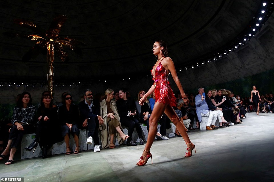 Irina Shayk quyến rũ với váy ngắn - 6