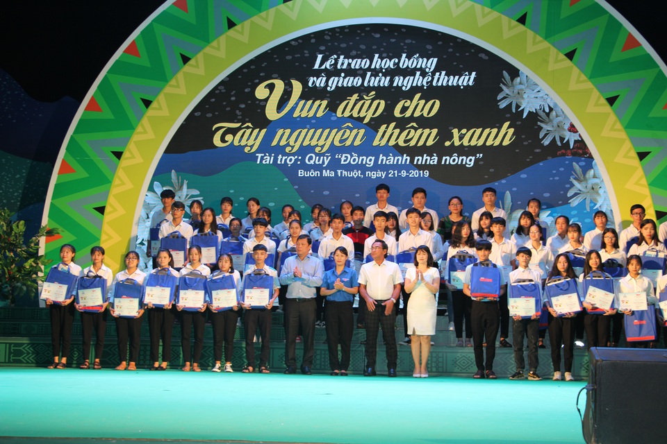 110 suất học bổng đến với tân sinh viên nghèo, hiếu học tại Tây Nguyên - 2 110 suất học bổng đến với tân sinh viên nghèo, hiếu học tại Tây Nguyên - 2