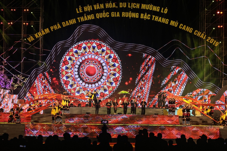 Ngỡ ngàng trước màn đại xoè 5000 người tham gia trong Lễ hội Mường Lò - 2 Ngỡ ngàng trước màn đại xoè 5000 người tham gia trong Lễ hội Mường Lò - 2