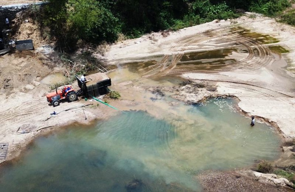 Sông La Tinh bị “rút ruột”, địa phương nói kiểm tra không xuể! - 1 Sông La Tinh bị “rút ruột”, địa phương nói kiểm tra không xuể! - 1