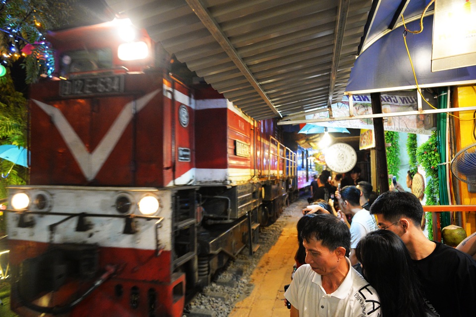 Xóm đường tàu phố cổ Hà Nội thành điểm chơi đêm nhộn nhịp - 4 Xóm đường tàu phố cổ Hà Nội thành điểm chơi đêm nhộn nhịp - 4
