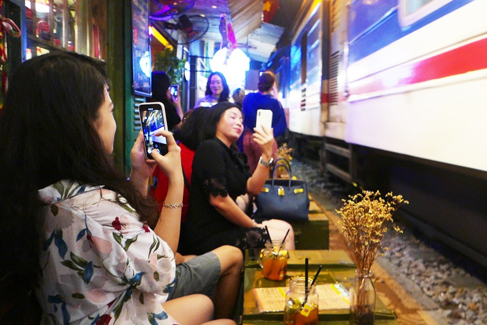 Xóm đường tàu phố cổ Hà Nội thành điểm chơi đêm nhộn nhịp - 5 Xóm đường tàu phố cổ Hà Nội thành điểm chơi đêm nhộn nhịp - 5