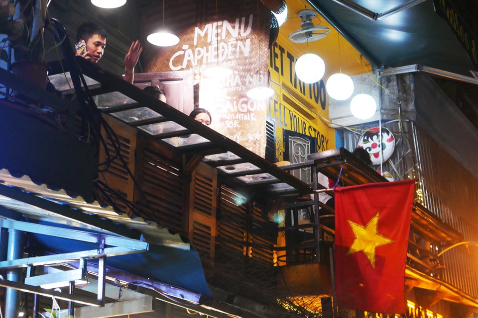 Xóm đường tàu phố cổ Hà Nội thành điểm chơi đêm nhộn nhịp - 11 Xóm đường tàu phố cổ Hà Nội thành điểm chơi đêm nhộn nhịp - 11