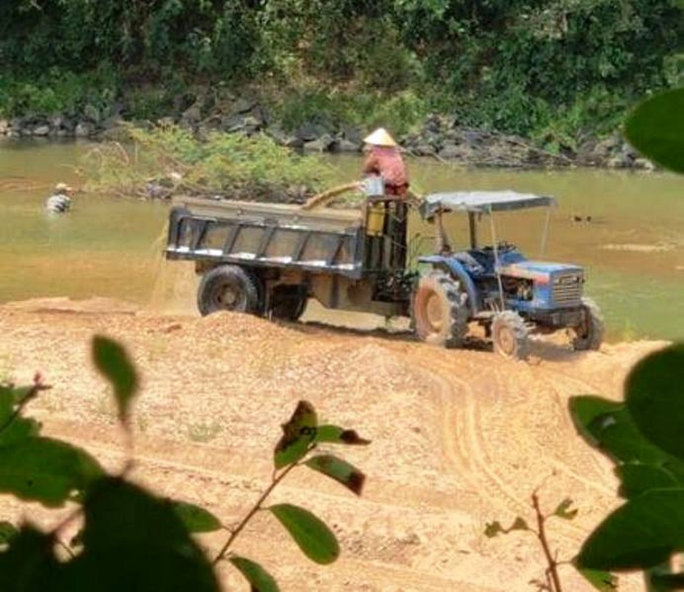 Sông La Tinh bị “rút ruột”, địa phương nói kiểm tra không xuể! - 4 Sông La Tinh bị “rút ruột”, địa phương nói kiểm tra không xuể! - 4