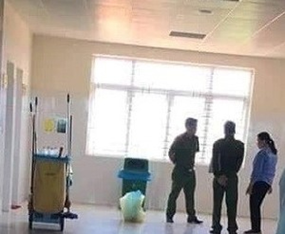 Phát hiện một trẻ sơ sinh đã tử vong trong thùng rác bệnh viện - 1 Phát hiện một trẻ sơ sinh đã tử vong trong thùng rác bệnh viện - 1