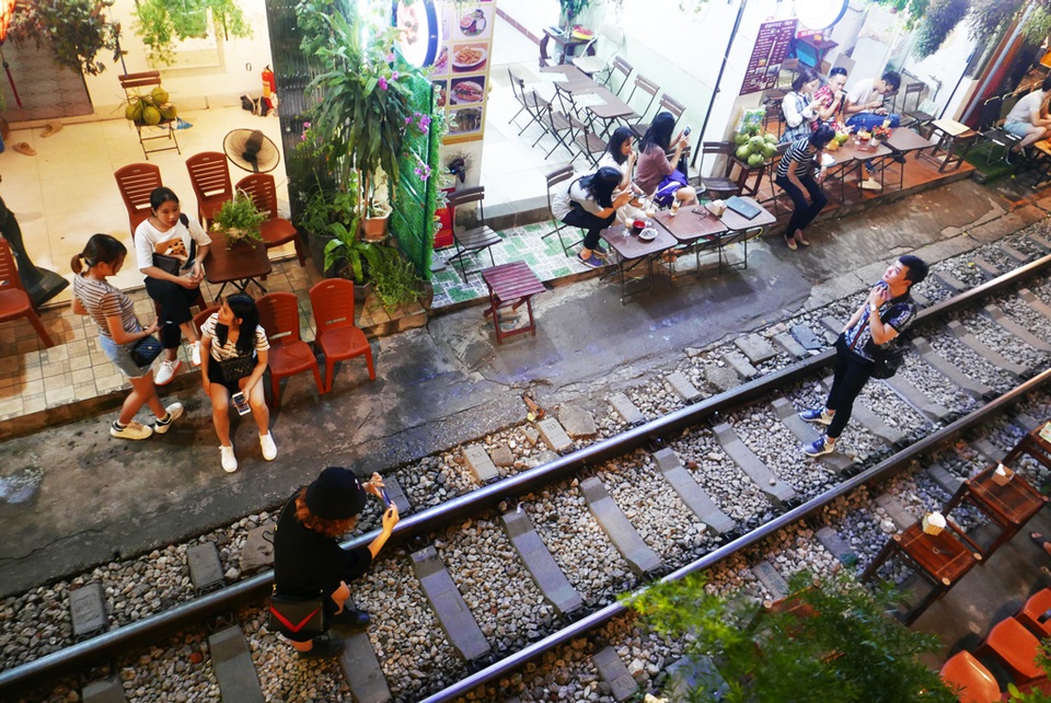Xóm đường tàu phố cổ Hà Nội thành điểm chơi đêm nhộn nhịp - 3 Xóm đường tàu phố cổ Hà Nội thành điểm chơi đêm nhộn nhịp - 3