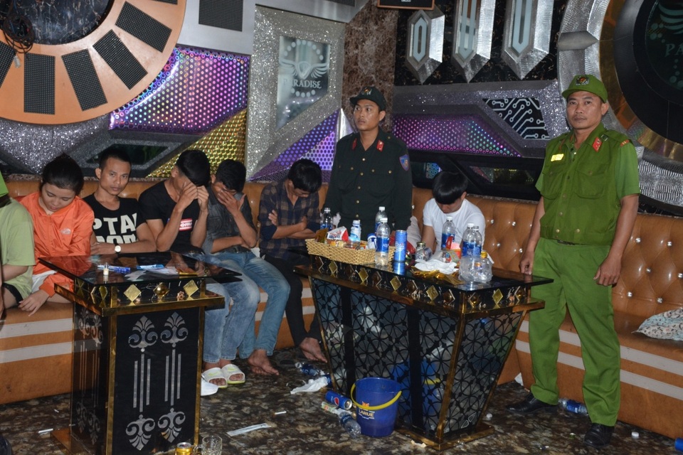 Đột kích quán karaoke, phát hiện 32 đối tượng sử dụng ma túy - 1 Đột kích quán karaoke, phát hiện 32 đối tượng sử dụng ma túy - 1
