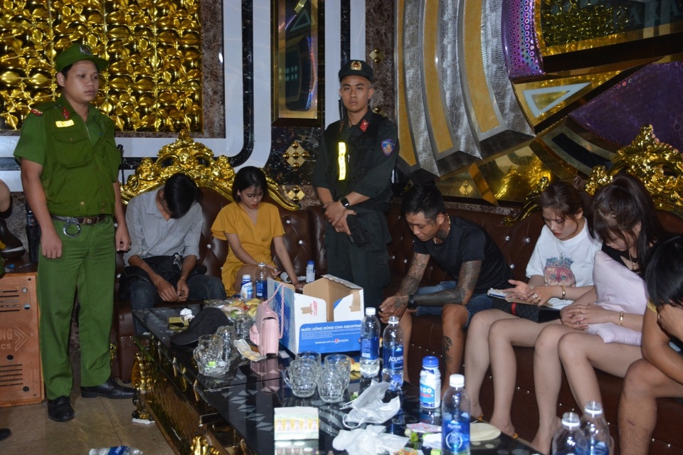 Đột kích quán karaoke, phát hiện 32 đối tượng sử dụng ma túy - 2 Đột kích quán karaoke, phát hiện 32 đối tượng sử dụng ma túy - 2