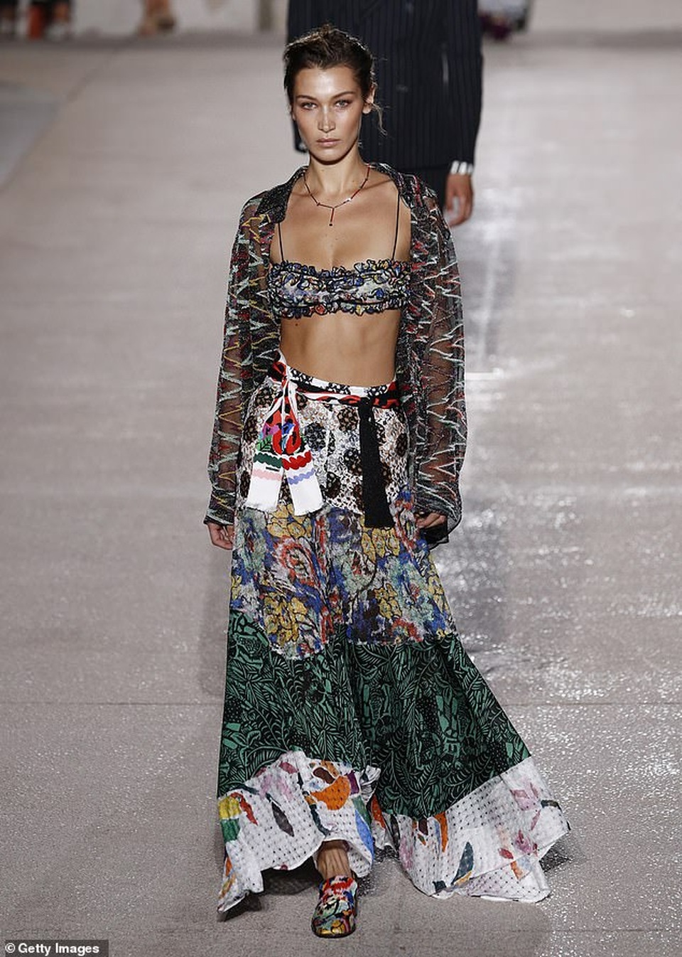 Bella Hadid khoe eo siêu thon trong show thời trang - 1 Bella Hadid khoe eo siêu thon trong show thời trang - 1