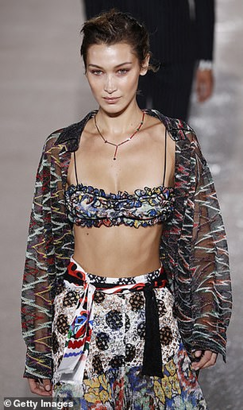 Bella Hadid khoe eo siêu thon trong show thời trang - 2 Bella Hadid khoe eo siêu thon trong show thời trang - 2