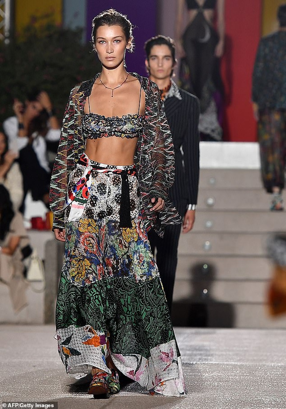 Bella Hadid khoe eo siêu thon trong show thời trang - 3 Bella Hadid khoe eo siêu thon trong show thời trang - 3