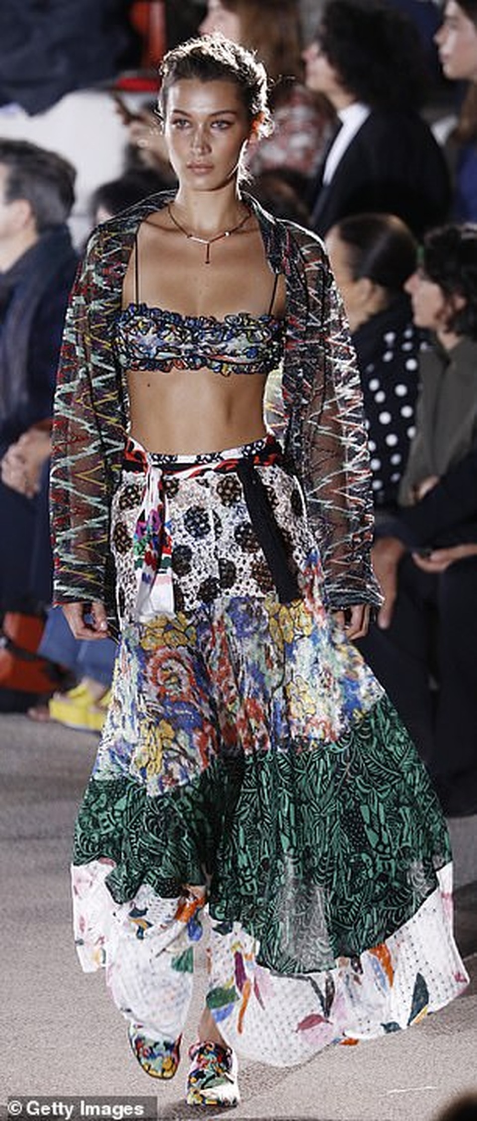 Bella Hadid khoe eo siêu thon trong show thời trang - 4 Bella Hadid khoe eo siêu thon trong show thời trang - 4