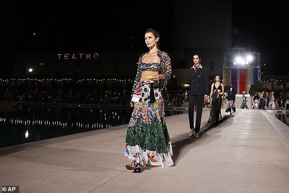 Bella Hadid khoe eo siêu thon trong show thời trang - 5 Bella Hadid khoe eo siêu thon trong show thời trang - 5