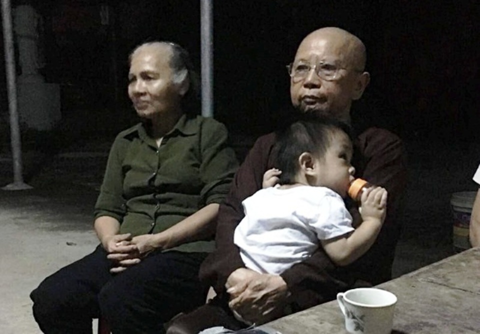 Bé trai kháu khỉnh bị bỏ tại chùa với lời nhắn “xin nuôi cháu hết đời” - 1