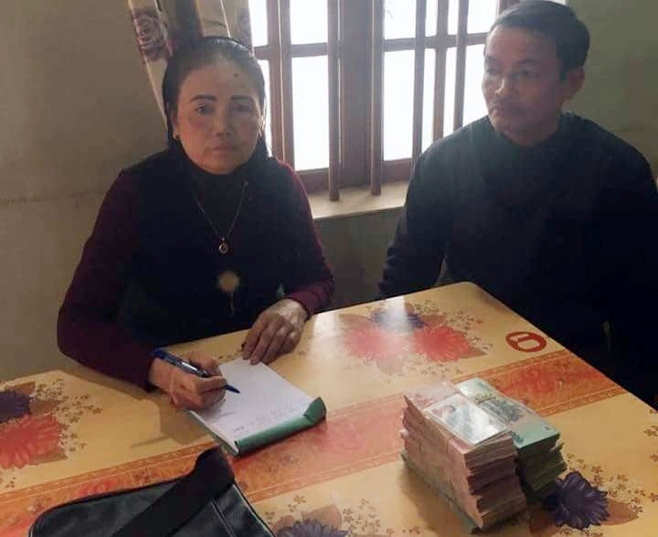 Chàng trai òa khóc khi được trả 200 triệu đồng bỏ quên trong quán ăn - 4 Chàng trai òa khóc khi được trả 200 triệu đồng bỏ quên trong quán ăn - 4